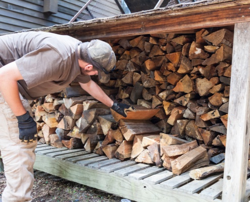 Brennholz per Hand gestapelt
