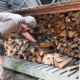 Brennholz per Hand gestapelt
